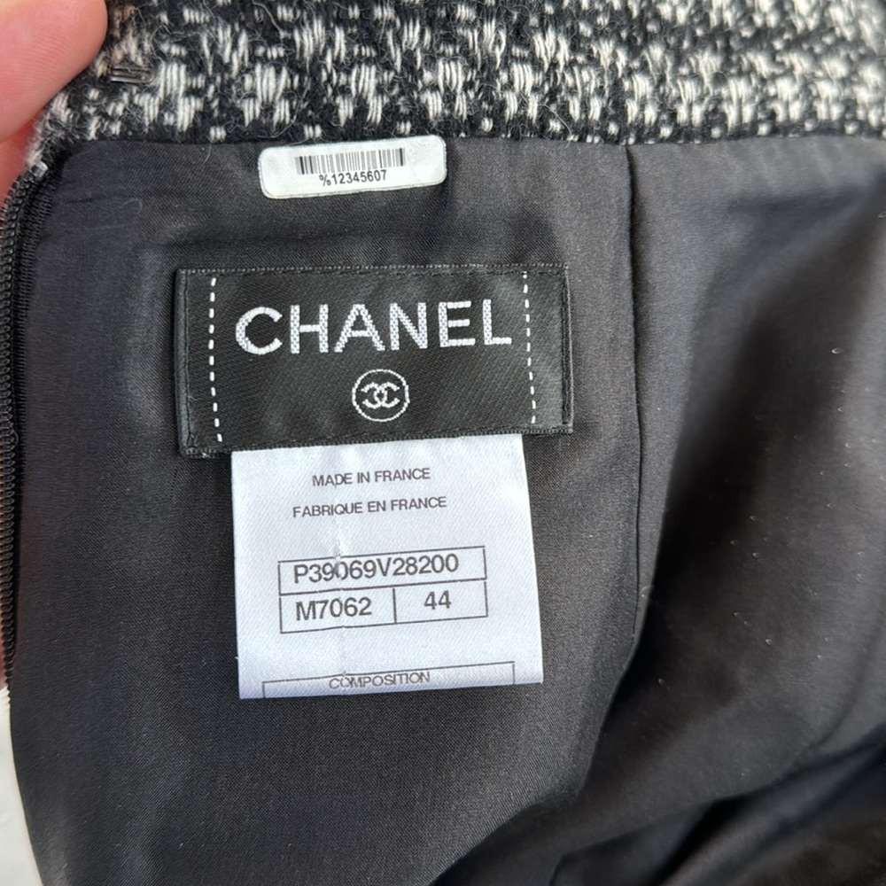 CHANEL VINTAGE wool skirt w silk lining. Size 44. Fits 8/10